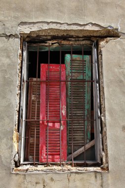 Pencere çerçevesi içindeki pencere panjurları.