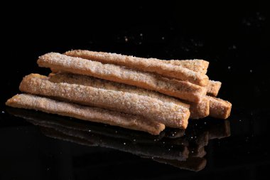 Bir yığın taze pişmiş portakallı bisküvi..