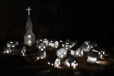 Parlayan ışıkların olduğu tuhaf bir Noel köyü sahnesi. Sıcak, büyülü bir kış atmosferi ve biraz fantezi ve tatil neşesi.. 