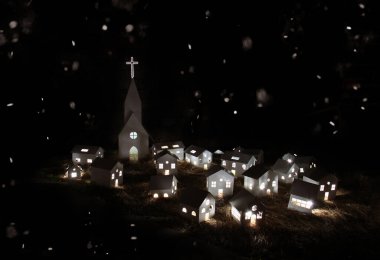 Parlayan ışıklar ve yağan karların olduğu tuhaf bir Noel köyü sahnesi. Sıcak, büyülü bir kış atmosferi ve biraz fantezi ve tatil neşesi..