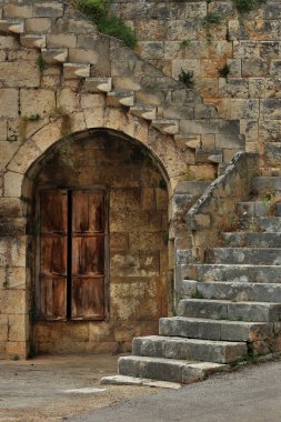 Lübnan 'da geleneksel bir kemer ve merdiven..