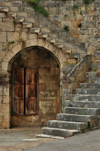 Lübnan 'da geleneksel bir kemer ve merdiven..