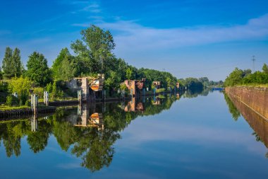 Terk edilmiş eski nehir limanı havzası 