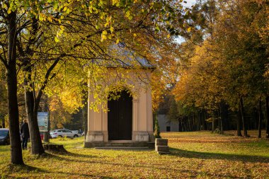 18. yüzyıl kilisesi, Calvary 'nin bir parçasıdır. St. Anna Dağı' nın etrafındaki parkın içinde güzel bir sonbahar görüntüsüyle..
