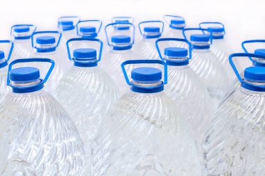 Beyaz arka planda plastik şişelerde su, izole edilmiş.