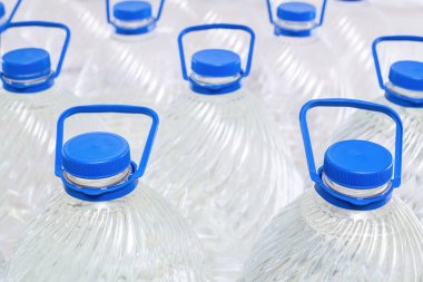 Beyaz arka planda plastik şişelerde su, izole edilmiş.