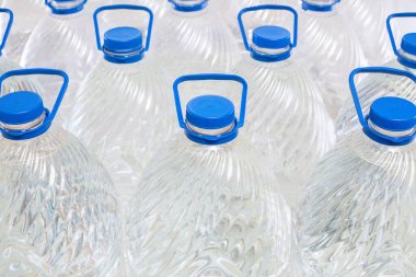 Beyaz arka planda plastik şişelerde su, izole edilmiş.