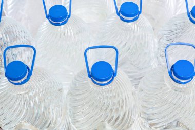 Beyaz arka planda plastik şişelerde su, izole edilmiş.