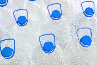 Beyaz arka planda plastik şişelerde su, izole edilmiş.
