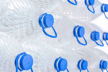 Beyaz arka planda plastik şişelerde su, izole edilmiş.