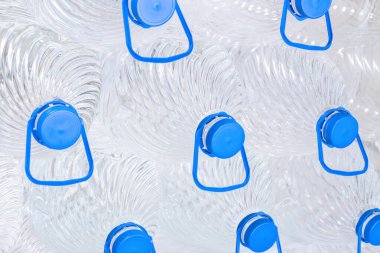 Beyaz arka planda plastik şişelerde su, izole edilmiş.