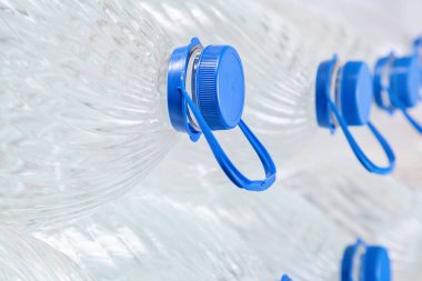 Beyaz arka planda plastik şişelerde su, izole edilmiş.