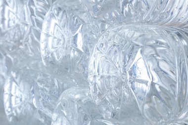 Plastik şişelerdeki su yakın plan, arka plan