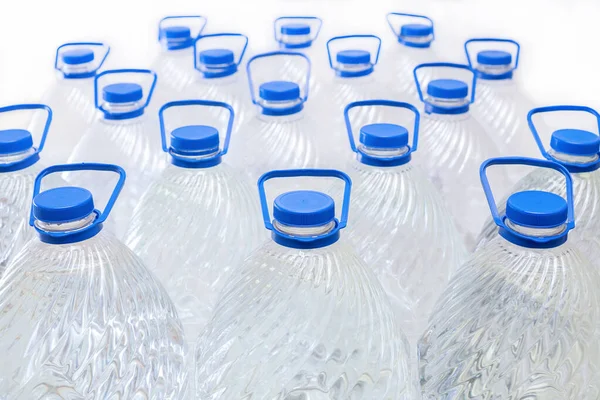 白色底座塑料瓶中的水 隔离的 — 图库照片