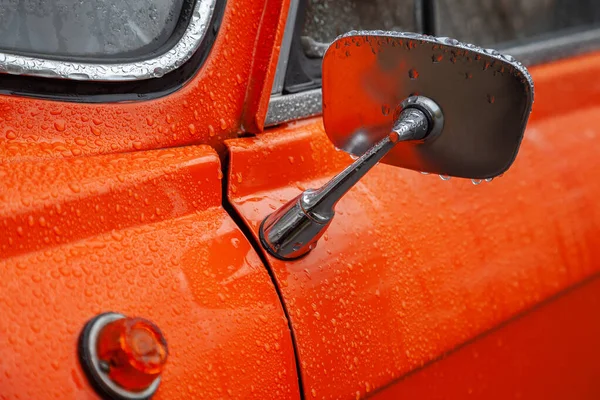 Visszapillantó Tükör Egy Narancssárga Retro Autó Eső Közelkép — Stock Fotó