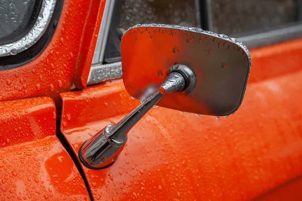 Yağmurda Çekilen Turuncu Bir Arabanın Dikiz Aynası — Stok fotoğraf