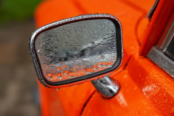Οπίσθια Κάτοπτρα Ενός Πορτοκαλί Ρετρό Αυτοκινήτου Στη Βροχή Closeup — Φωτογραφία Αρχείου