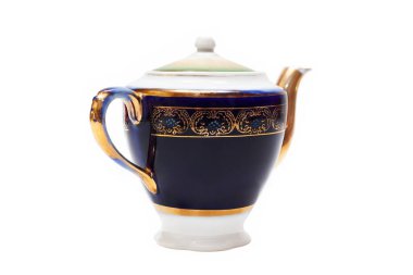 Beyaz arka planda eski moda altın yaldızlı porselen çaydanlık.