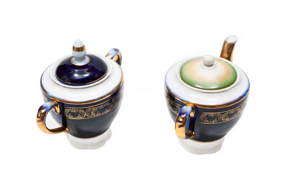 白色背景的老式漂亮镀金茶壶和砂糖碗 从上往下 — 图库照片