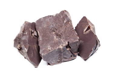 Büyük ham, siyah çikolata parçaları beyaz arka planda izole edilmiş.