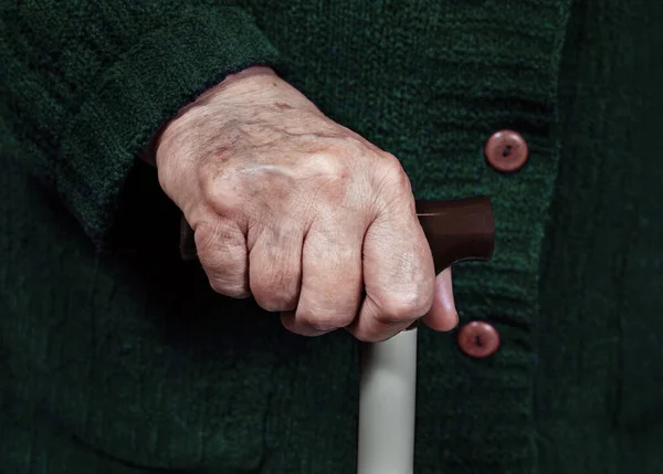Рука Пожилой Женщины Трости Крупным Планом — стоковое фото