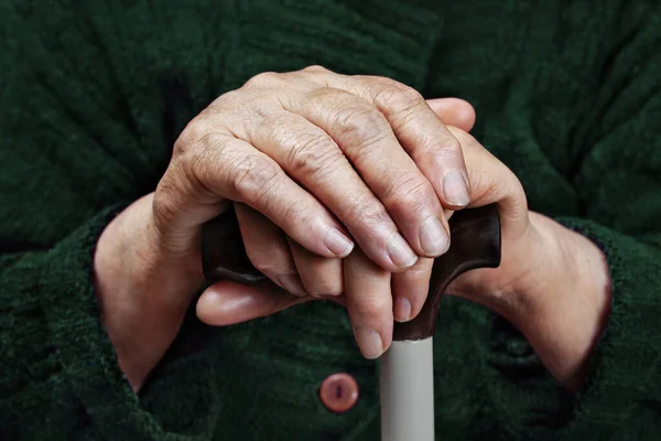 Руки Пожилой Женщины Трости Крупным Планом — стоковое фото