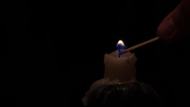 Ανάβοντας Και Καίγοντας Κεριά Στο Σκοτάδι Κοντινό Πλάνο — Αρχείο Βίντεο