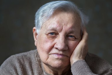 Stüdyoda yaşlı bir kadının portresi, yakın plan.