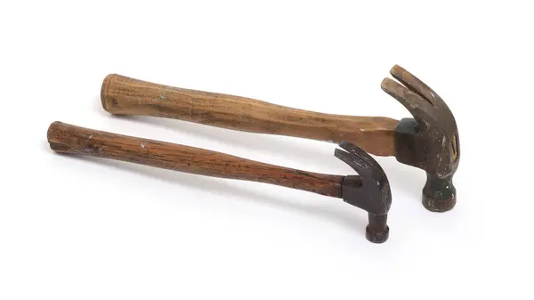 一个大锤和一个小锤的二重奏 代表大小的工作 两个铁锤都生锈了 工作磨损了 都有木制把手 与白皙的阴影隔离 免版税图库照片