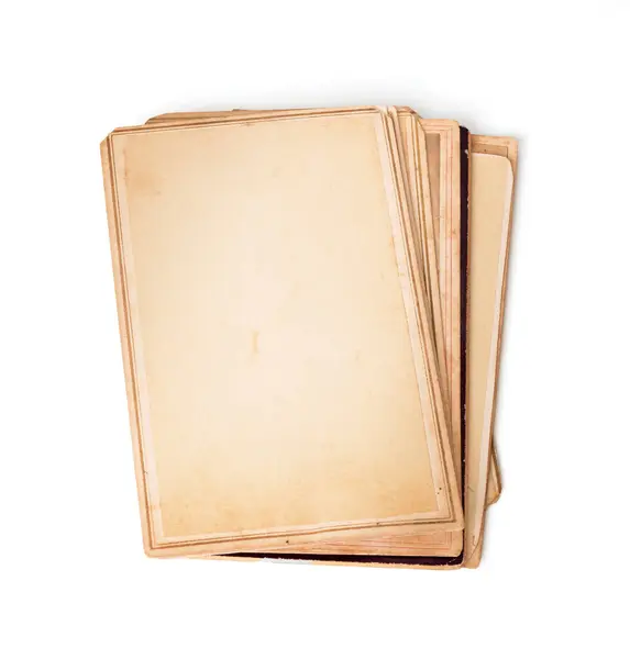 一堆老化和磨损的古旧的照片卡片 顶部的卡片是空白的 与白皙的阴影隔离 免版税图库图片