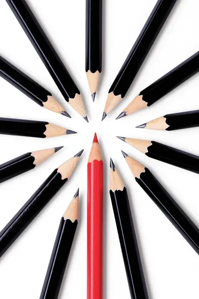 Błyszczący Czerwony Ołówek Wyróżnia Się Kręgu Kilku Błyszczących Czarnych Ołówków Obrazy Stockowe bez tantiem