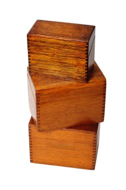 Bir yığın güzel bitirilmiş ama eski ahşap indeks kart kutuları. Beyaz arkaplanda izole