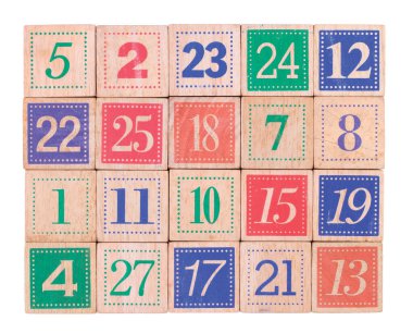 Eğlenceli, renkli bir arka plan, biraz yıpranmış, ahşap alfabe blokları hepsi numara. Beyazda izole edilmiş.