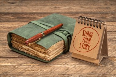 Hikayenizi paylaşın - masaüstü takviminde ilham verici bir el yazısı ya da retro günlük ve kalem içeren spiral defter, günlük kavramı