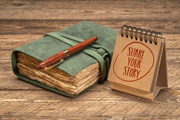 分享你的故事 在桌上型日历或螺旋式笔记本上与复古日记和笔迹 记日记的概念 鼓舞人心的笔迹 — 图库照片