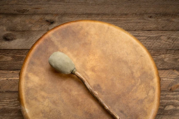 Χειροποίητο Γηγενές Αμερικάνικο Στυλ Τύμπανο Σαμάνου Καλυμμένο Από Δέρμα Κατσίκας — Φωτογραφία Αρχείου