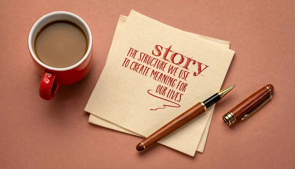 我们用来为自己创造意义的结构 餐巾纸上的笔迹 一杯咖啡 讲故事和对现实概念的解释 — 图库照片