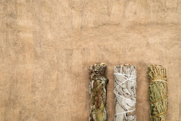 Weißer Salbei Beifuß Und Siskiyou Zeder Räucherstäbchen Auf Einem Strukturierten — Stockfoto