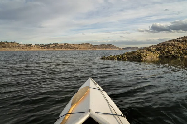 호수에 원정대의 뱃머리 모양의 노젓는 사람의 콜로라도주 북부에 스톡 사진