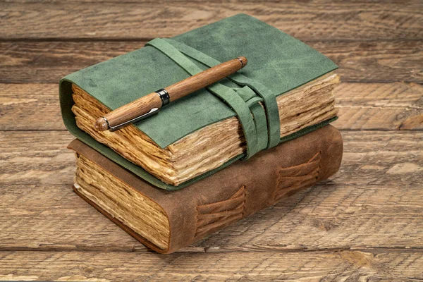 带有装饰边缘手工纸页和在乡村木桌上有一支时髦钢笔的老式皮革装订杂志 记日记概念 — 图库照片