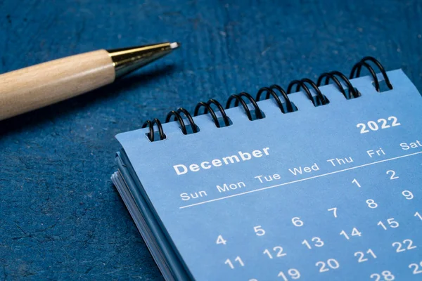 Grudzień 2022 Spiralny Kalendarz Biurkowy Niebieskim Papierze Teksturowanym Stylowym Piórem — Zdjęcie stockowe