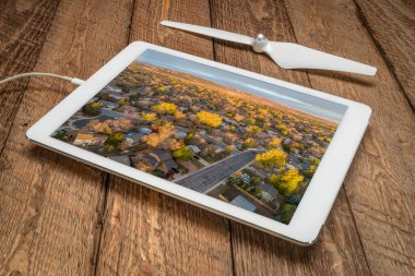 Fort Collins üzerinde Ekim şafağı ve kuzey Colorado 'daki Rocky Dağları eteklerinde dijital tablet üzerinde hava manzarası
