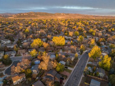 Fort Collins üzerinde Ekim şafağı ve Kuzey Colorado 'daki Rocky Dağları eteklerinde, hava manzarası