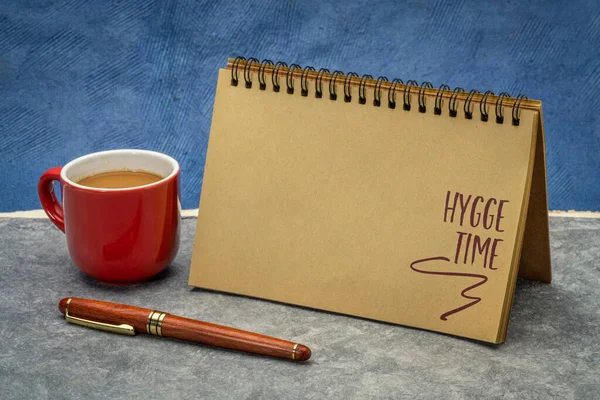 Hygge Time コーヒーを飲みながらスケッチブックで手書きのメモ デンマークの居心地の良いライフスタイルのコンセプト — ストック写真