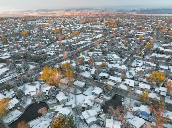 11月 科罗拉多北部柯林斯堡和落基山脉住宅区的日出 带来了新雪和空中景观 — 图库照片