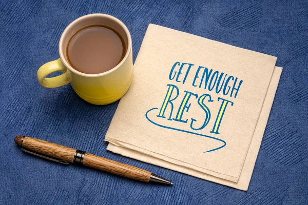 获得足够的休息 在餐巾纸上写上足够的休息笔迹 再喝一杯咖啡 放松心情 缓解压力 — 图库照片