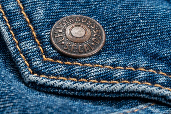 美国康涅狄格州柯林斯堡 2022年11月7日 斯特劳斯卡车司机夹克上的金属口袋扣子的关闭 施特劳斯公司 Levi Strauss 是美国的一家服装公司 以其斜纹棉布牛仔裤品牌闻名世界 — 图库照片