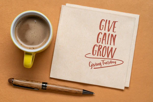 与える 利益と成長 火曜日 ビジネスと個人的な開発の概念を与える コーヒーを飲みながらナプキンに手書き — ストック写真