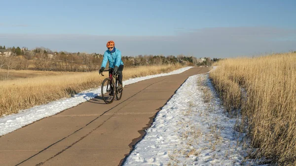 冬の午後は シニアサイクリストが砂利の自転車に乗る自転車道で キャシー フロム プレーリーコロラド州フォートコリンズの自然地域 — ストック写真