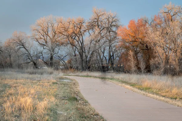 コロラド州北部のフォートコリンズ地域のポウダー川沿いの舗装された自転車道 11月中旬の秋の風景 レクリエーション 通勤コンセプト — ストック写真